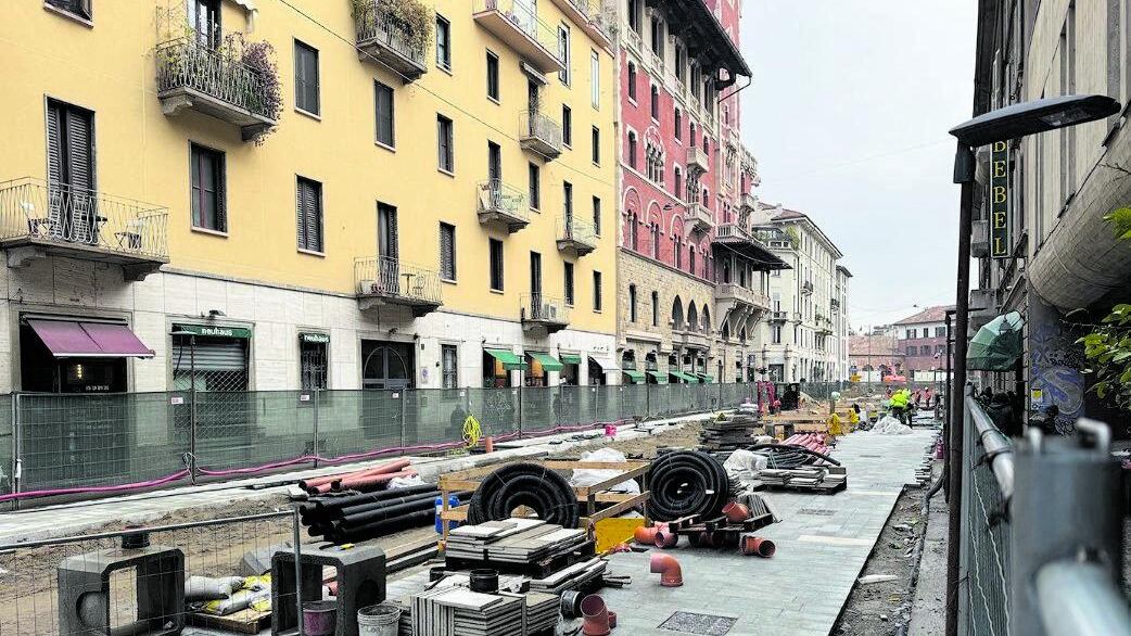 Tra un mese riaprirà anche via San Vittore. Proteste sul restyling