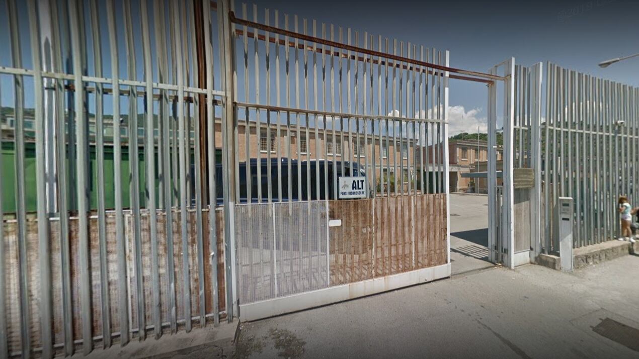Salerno, detenuto magrebino finge malore poi pesta i poliziotti