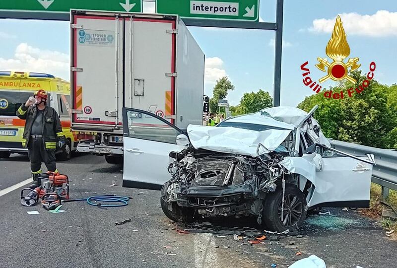 Grave incidente in A4 direzione Milano, un morto e feriti: le immagini del vigili del fuoco 2