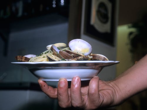 "C'è il rosmarino nelle vongole". E il cuoco rischia il linciaggio