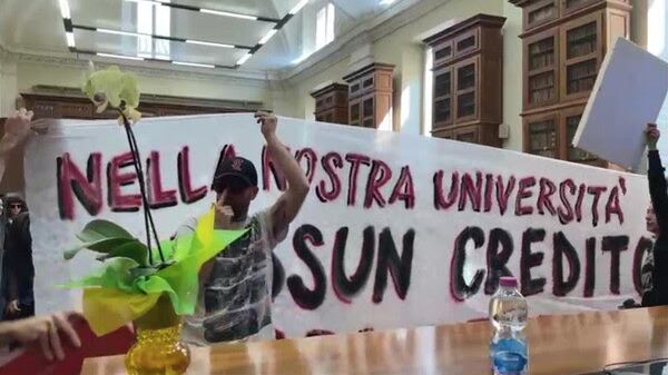 Macerata, la violenza delle femministe contro il convegno Pro Vita
