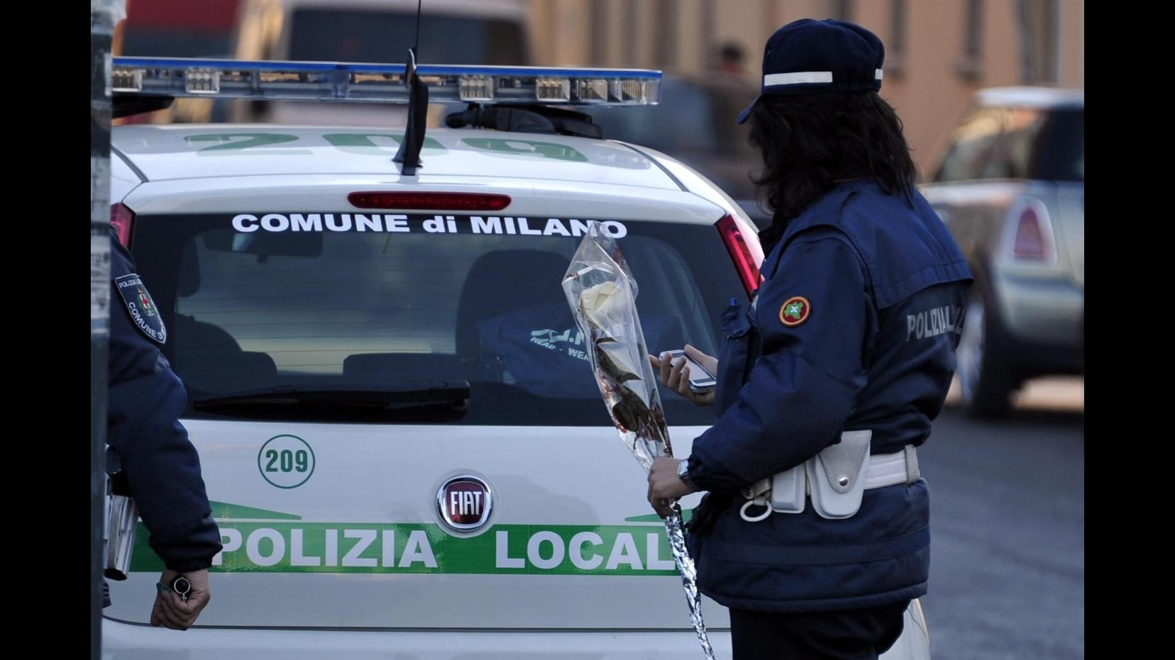 Pachistano contro la vigilessa: "Donna, non puoi darmi ordini"