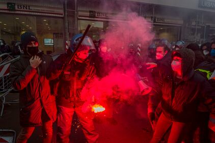 Scontri tra studenti e forze dell'ordine sotto la sede di Assolombardia a Milano 4