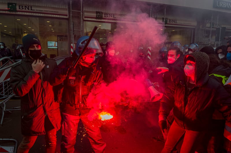 Scontri tra studenti e forze dell'ordine sotto la sede di Assolombardia a Milano 4
