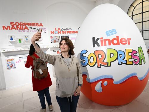L'ovetto Kinder compie 50 anni e ci fa sentire una sua sorpresa