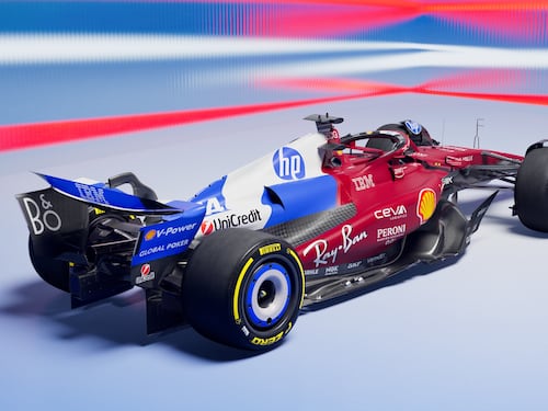 F1, rivolta sui social per la livrea speciale della Ferrari: “Come l’ananas sulla pizza”