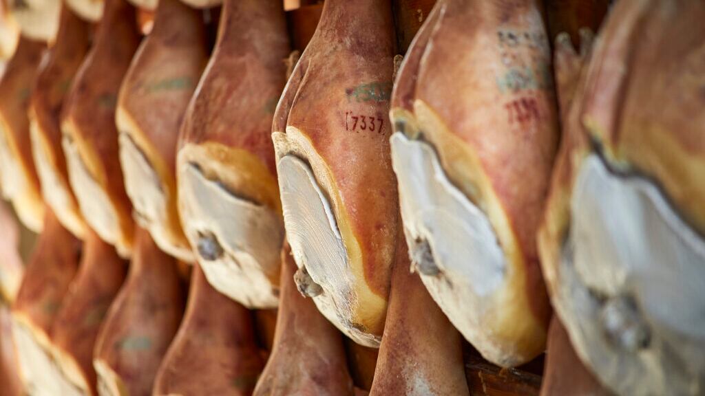 San Daniele, tra il mare e le Alpi la brezza di un prosciutto magico