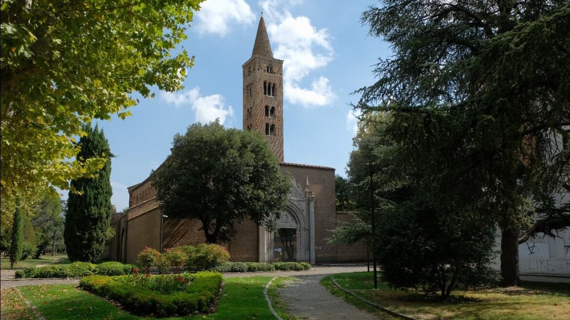 Straniero sorpreso a orinare sul muro di una chiesa: denunciato