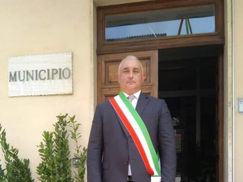 "Basta parlare del rave party o muori". Le "Br" minacciano il sindaco