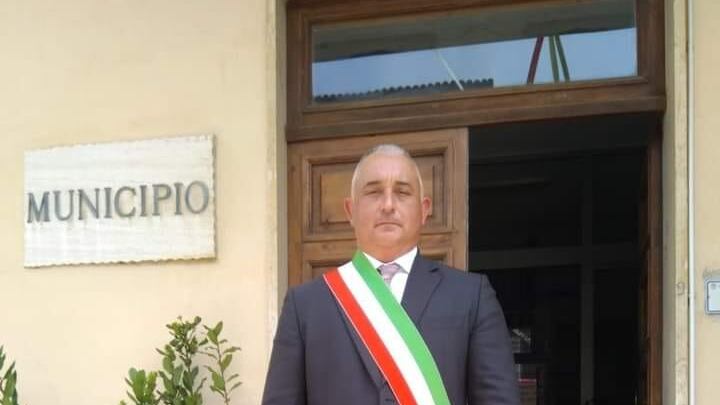 "Basta parlare del rave party o muori". Le "Br" minacciano il sindaco