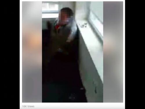 Afroamericani torturano un uomo urlando insulti contro Trump