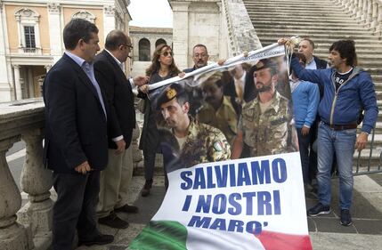 Marò tolti dal Campidoglio: scatta la protesta contro Marino 3