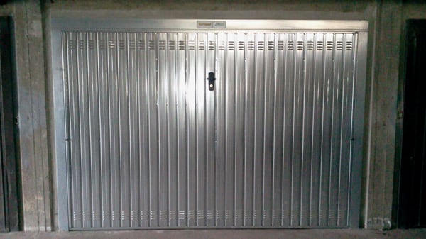 I romeni gli occupano la casa.E lui deve dormire nel garage
