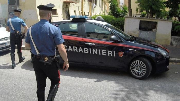 Rissa fra rider per una consegna, straniero accoltella il collega