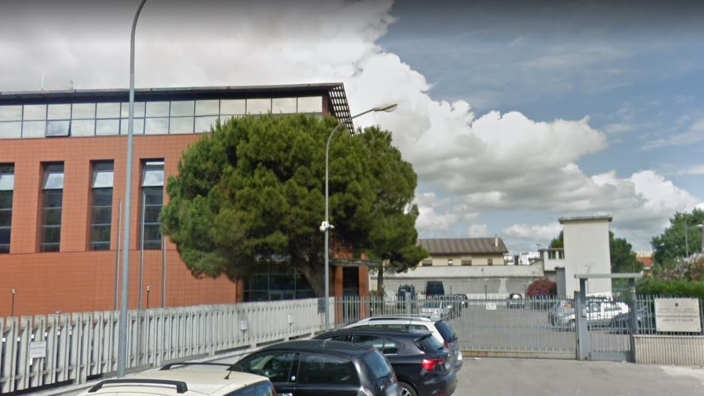 Paura in carcere: magrebino cerca di sfregiare in volto un poliziotto