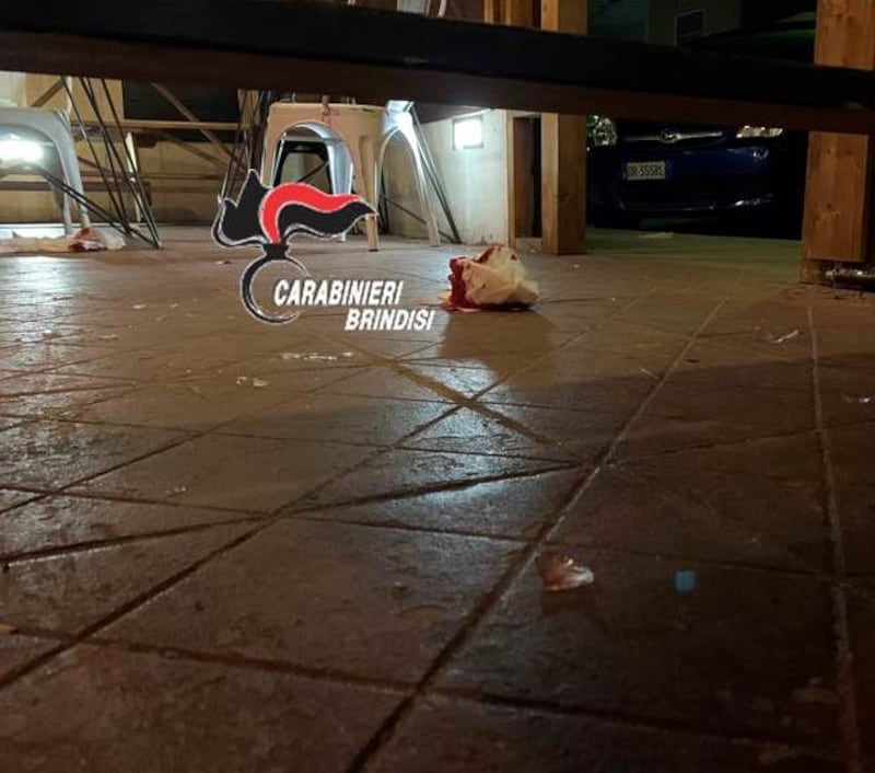 Brindisi, dopo l'aggressione sangue e vetri rotti 4