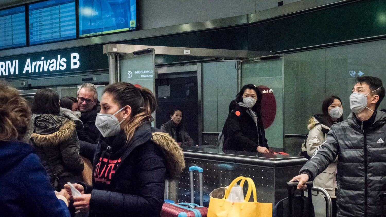 Coronavirus, il viceministro Sileri: "Le mascherine non servono"