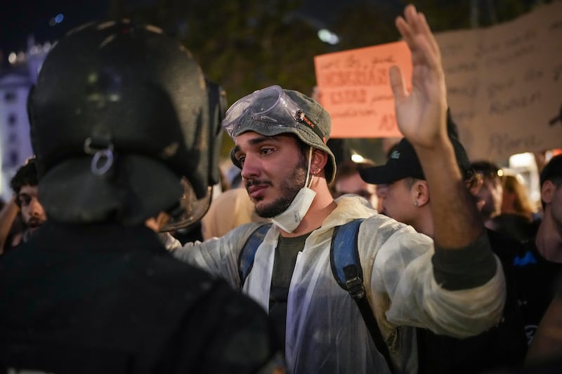 Valencia, manifestanti in strada contro la gestione Mazòn 2