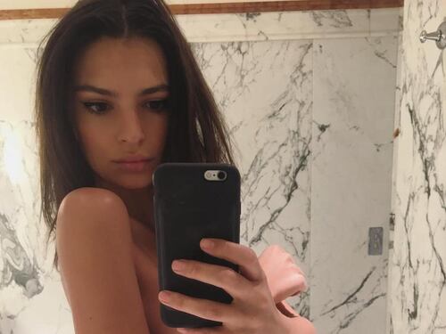 Emily Ratajkowski si spoglia e risponde al nudo della Kardashian