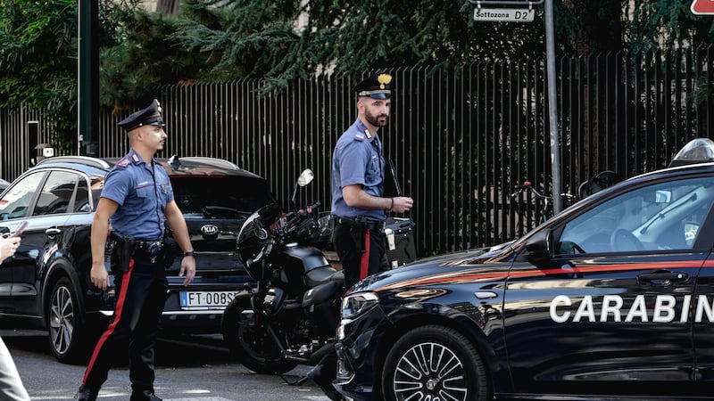 Torino, tenta di strangolare la compagna e poi si suicida. La donna in salvo con la figlia