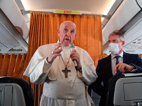 L'anatema del Papa sui cardinali anti Covid. "Ci sono dei negazionisti e uno è in ospedale"