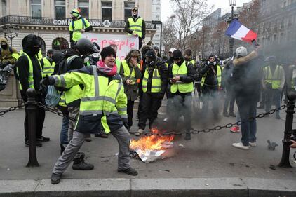 I Gilet gialli invadono Parigi nella quinta giornata di proteste 2