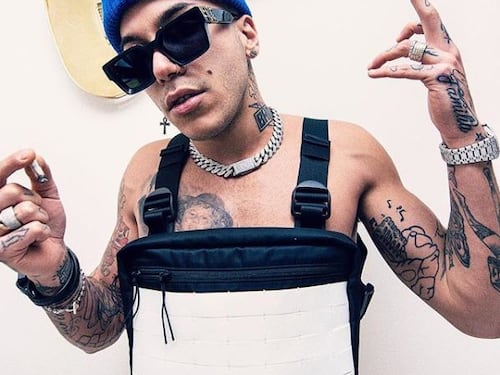 La Rai dice no a Sfera Ebbasta? Lui risponde alzando il dito medio
