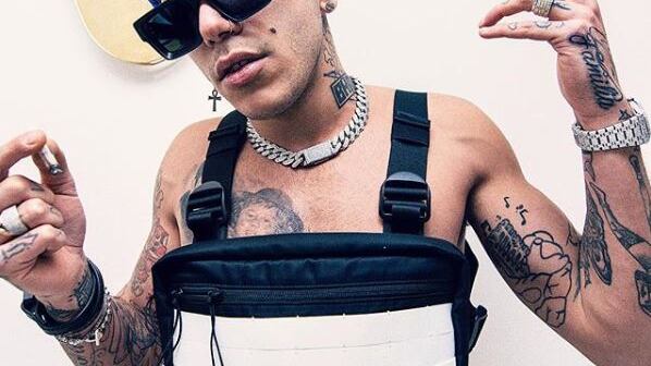 La Rai dice no a Sfera Ebbasta? Lui risponde alzando il dito medio