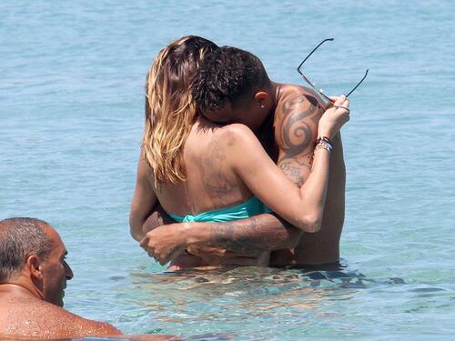 Satta e Boateng: coccole e baci al mare