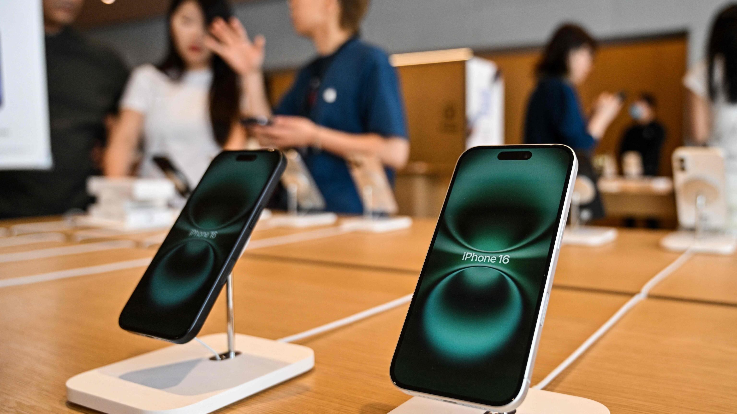 Dagli iPhone al cinema: la guerra commerciale già fa danni agli States