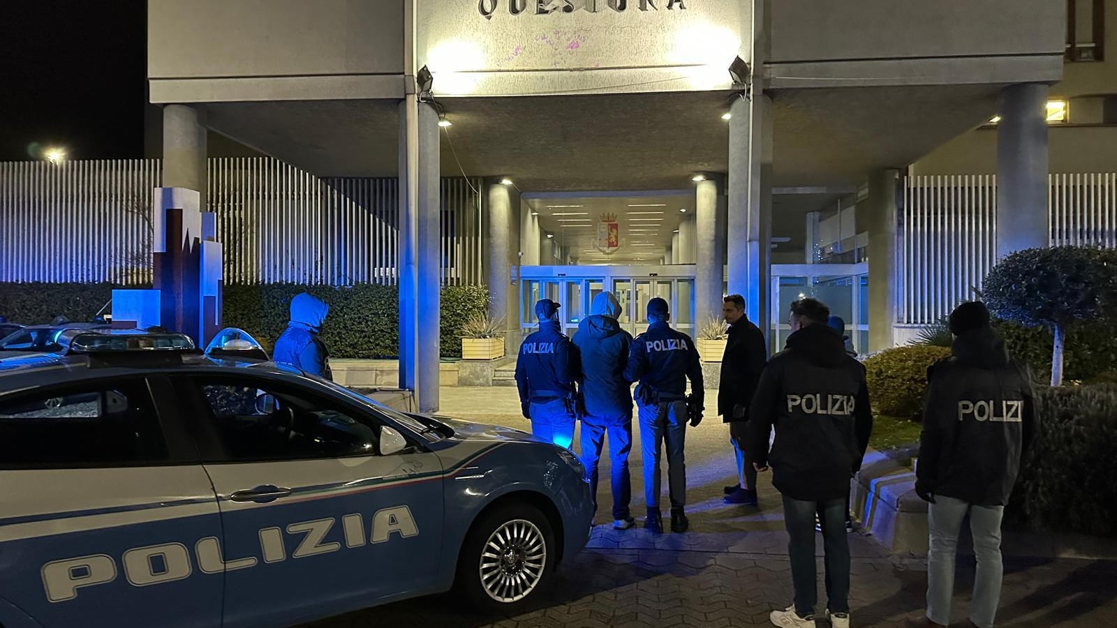 La fuga sui treni, l'autobus e la notte in dormitorio dell'assassino di Bologna