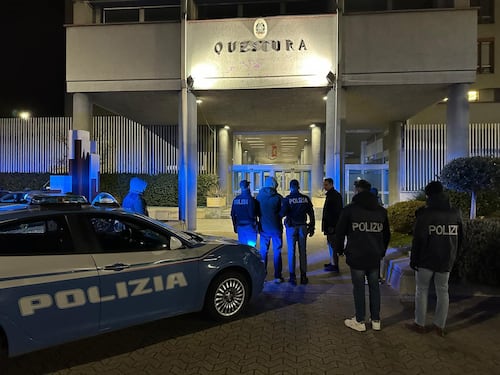La fuga sui treni, l'autobus e la notte in dormitorio dell'assassino di Bologna