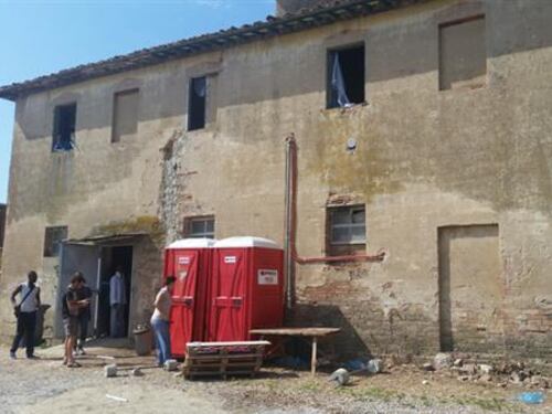 I profughi trattati come animali nel casolare diroccato