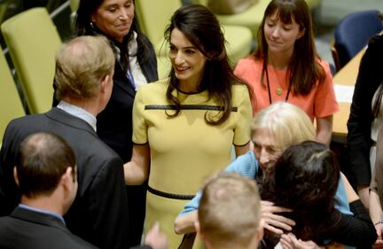 Amal Clooney con il "pancino" all'evento contro l'Isis 19