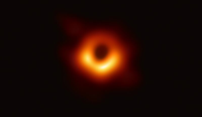 Il buco nero nella galassia M87. Foto dell'Event Horizon Telescope Collaboration