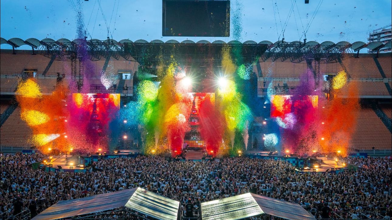 Pop, AI e commozione: San Siro vibra per la festa dei Pinguini Tattici Nucleari