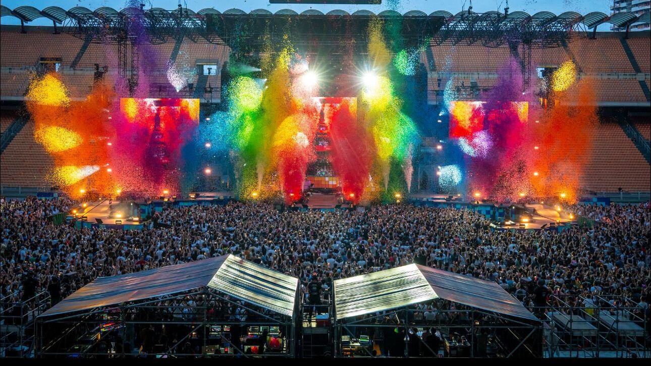 Pop, AI e commozione: San Siro vibra per la festa dei Pinguini Tattici Nucleari