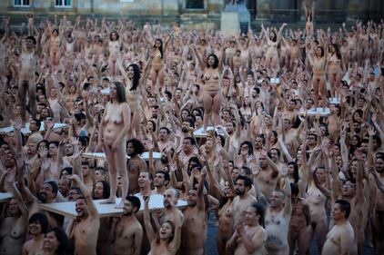 Bogotà, 6mila nudi in piazza: in posa per Tunick 20