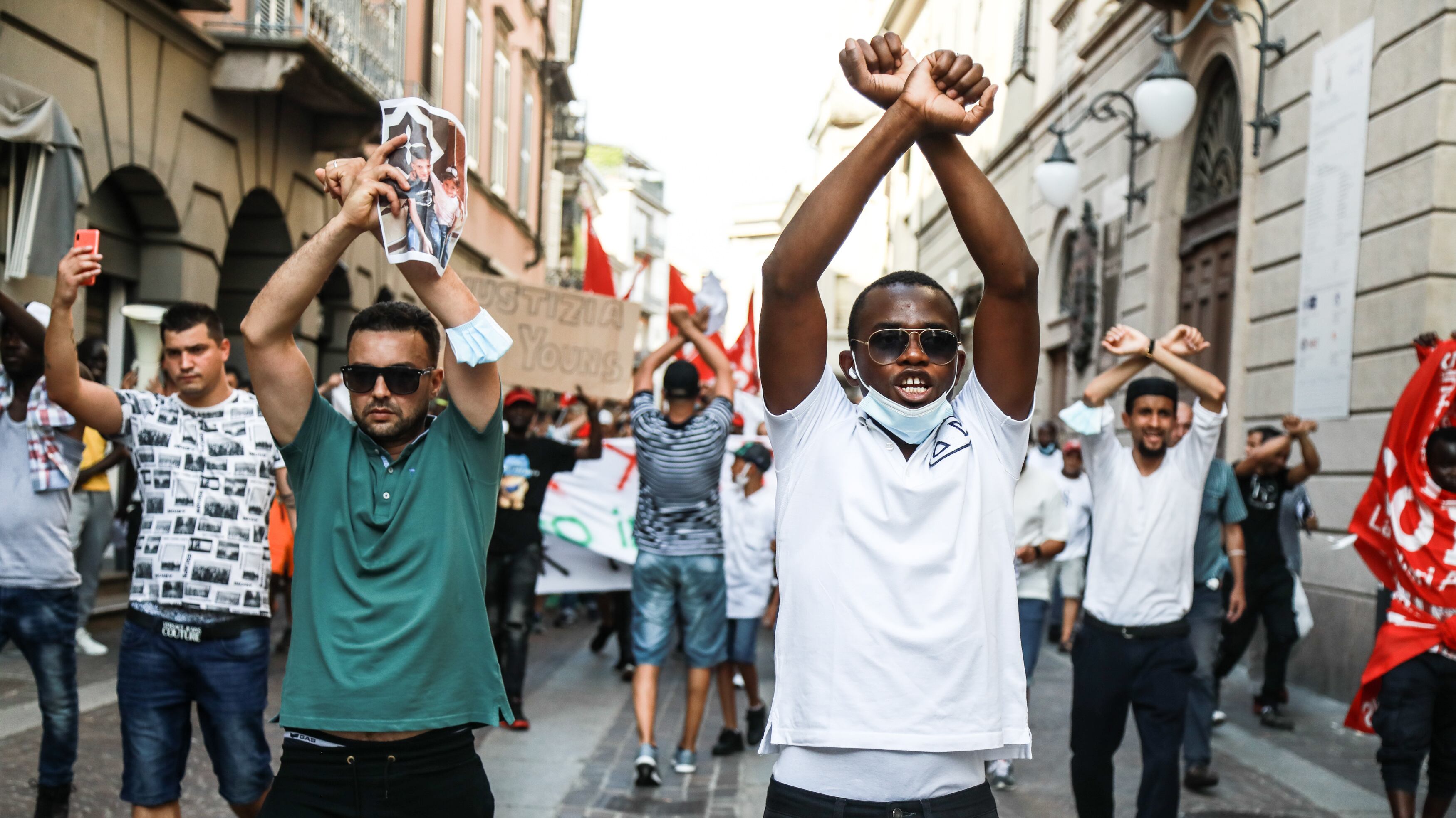 La sorella di Youns e il corteo "rosso" "Assassini, assassini"