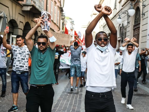 La sorella di Youns e il corteo "rosso" "Assassini, assassini"