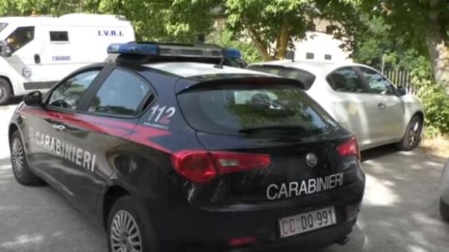 Roma, rapina la gioielleria e prende degli ostaggi