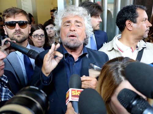 La camorra: "A votare M5S portiamo anche le 80enni"