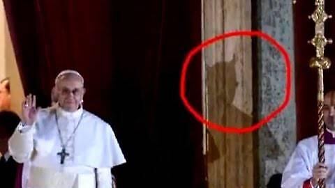 La foto che fa infuriare tutti: "C'è il diavolo dietro al Papa"