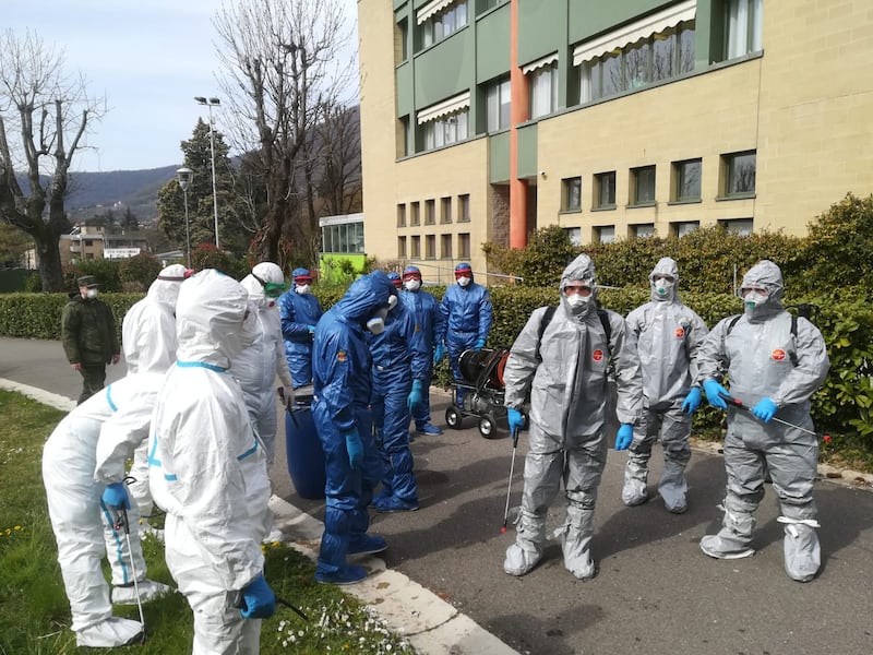 I russi dissinfettano la casa di riposo 3