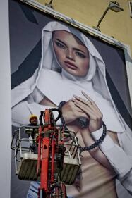 Il cartellone con la suora sexy che fa discutere a Napoli 7