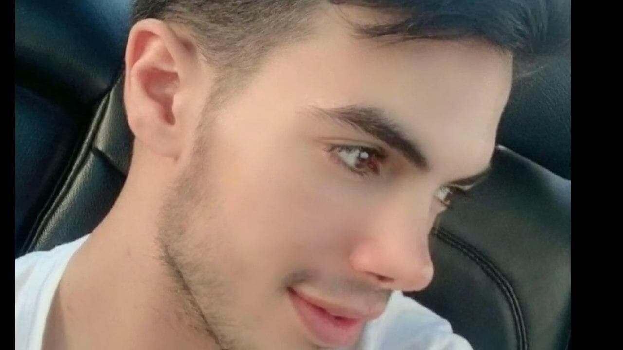 "Sei gay e ci disonori". E i parenti lo decapitano