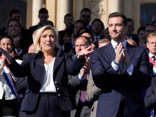 Francia, le tre piazze. Le Pen: "Non mollo". Centristi e sinistra: "Se rubi, paghi"
