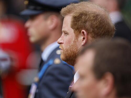"Non ha cantato l'inno": l'ultimo sfregio di Harry alla Regina