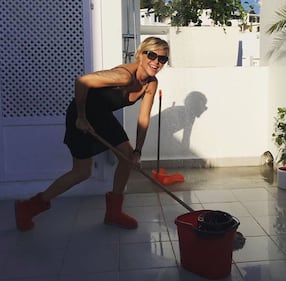 Paola Barale, sexy giramondo 11