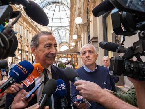 Il sindaco "festeggia" i vigili e quasi 7mila multe al giorno. Ora un'app per velocizzarle